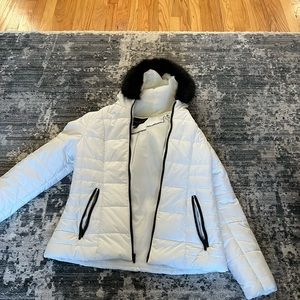 Celebrity Pink Hooded Quilted Puffer Jacket White w/ black faux fur. Size Large